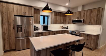 The Orange Bridge Lookout | Modern 2BR | Walk to Everything