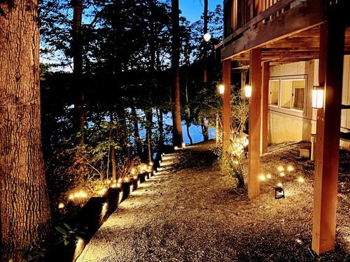 Mid-Century Modern Lake House – Gorgeous Fall Views, Fire pit, Sauna, 4BR