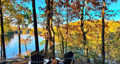 Midcentury Modern Lake House, gorgeous views, deck, 4-bedrooms in Lusby/Solomons