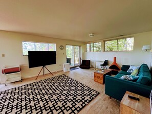 Smart-TV, Kamin, Bücher, Stereoanlage