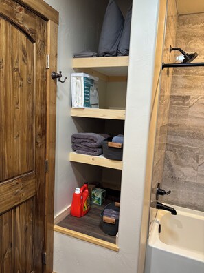 Haartrockner, Handtücher, Seife, Toilettenpapier