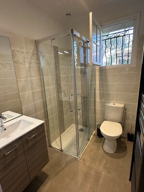 Ducha, secador de pelo, toallas, papel higiénico