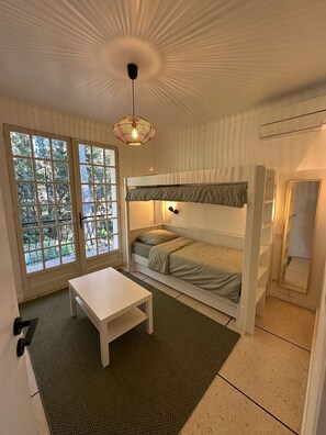 5 habitaciones, tabla de planchar con plancha, wifi y ropa de cama 