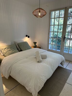 5 bedrooms, desk, iron/ironing board, travel cot