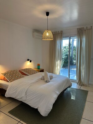 5 habitaciones, tabla de planchar con plancha, wifi y ropa de cama 