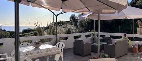 تناول الطعام بالخارج