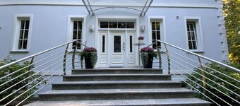 Cozy, quiet guest room with bathroom in a dream villa on the edge of the forest