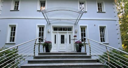 Cozy, quiet guest room with bathroom in a dream villa on the edge of the forest