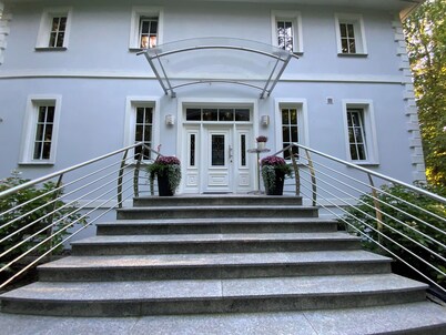 Cozy, quiet guest room with bathroom in a dream villa on the edge of the forest