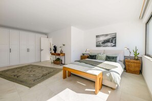 3 habitaciones, tabla de planchar con plancha, cuna de viaje y wifi 