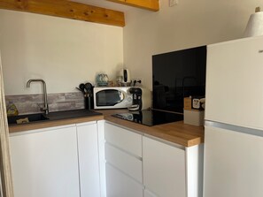 Réfrigérateur, micro-ondes, plaque de cuisson, cafetiÚre/bouilloire