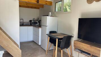 Réfrigérateur, micro-ondes, plaque de cuisson, cafetiÚre/bouilloire