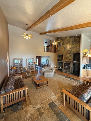 Spacious 5-bedroom house with WiFi, AC in Weat Casper