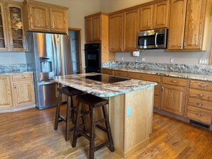 Fridge, microwave, oven, stovetop - Spacious 5-bedroom house with WiFi, AC in Weat Casper (Casper)