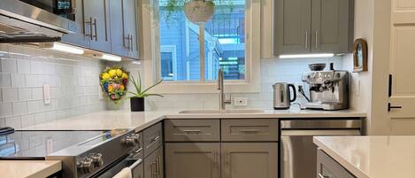 Jääkaappi, mikroaaltouuni, uuni, liesi