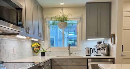 Modern 1-bedroom condo on Pearl Street, WiFi, AC, parking