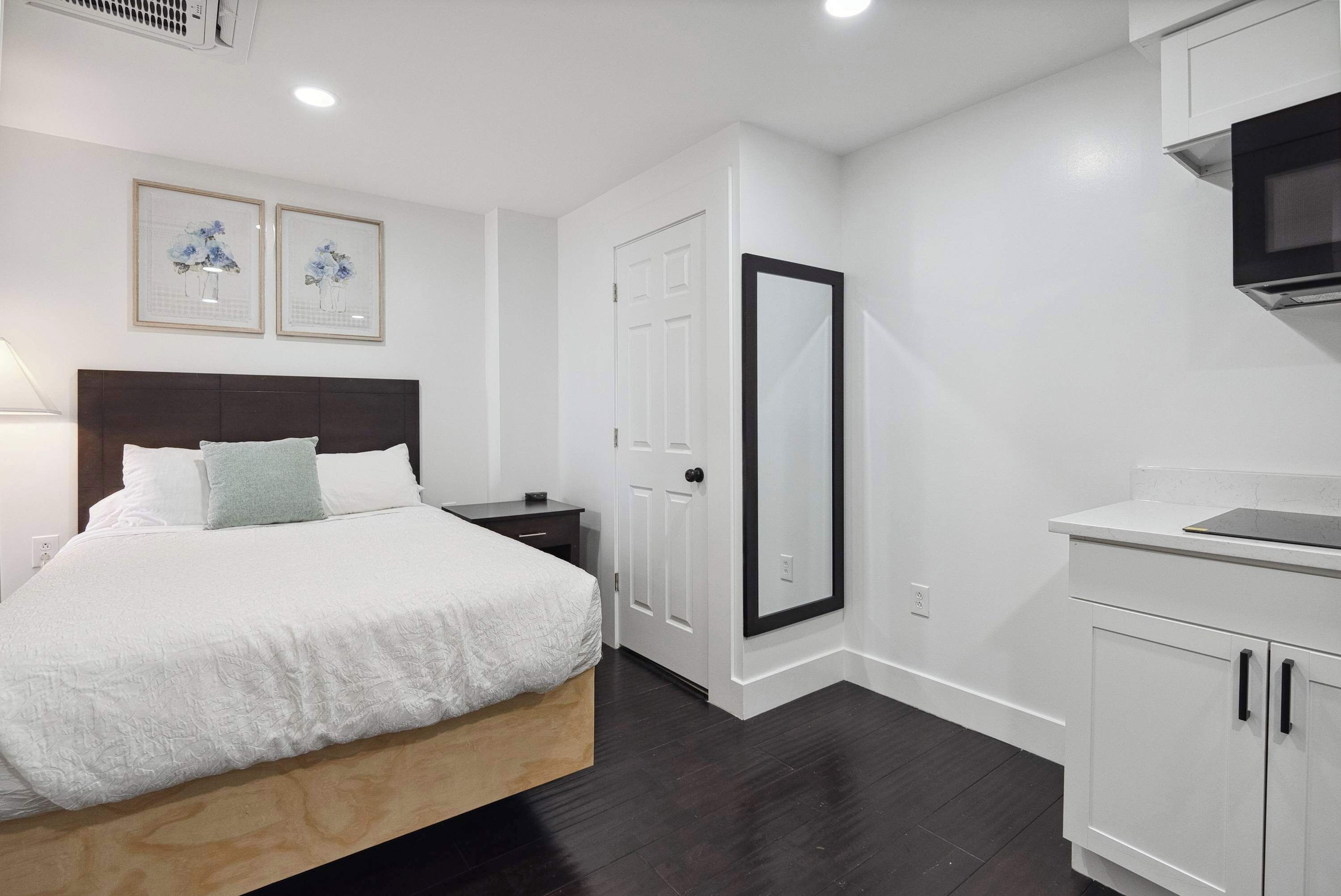 1 dormitorio, escritorio, tabla de planchar con plancha y wifi