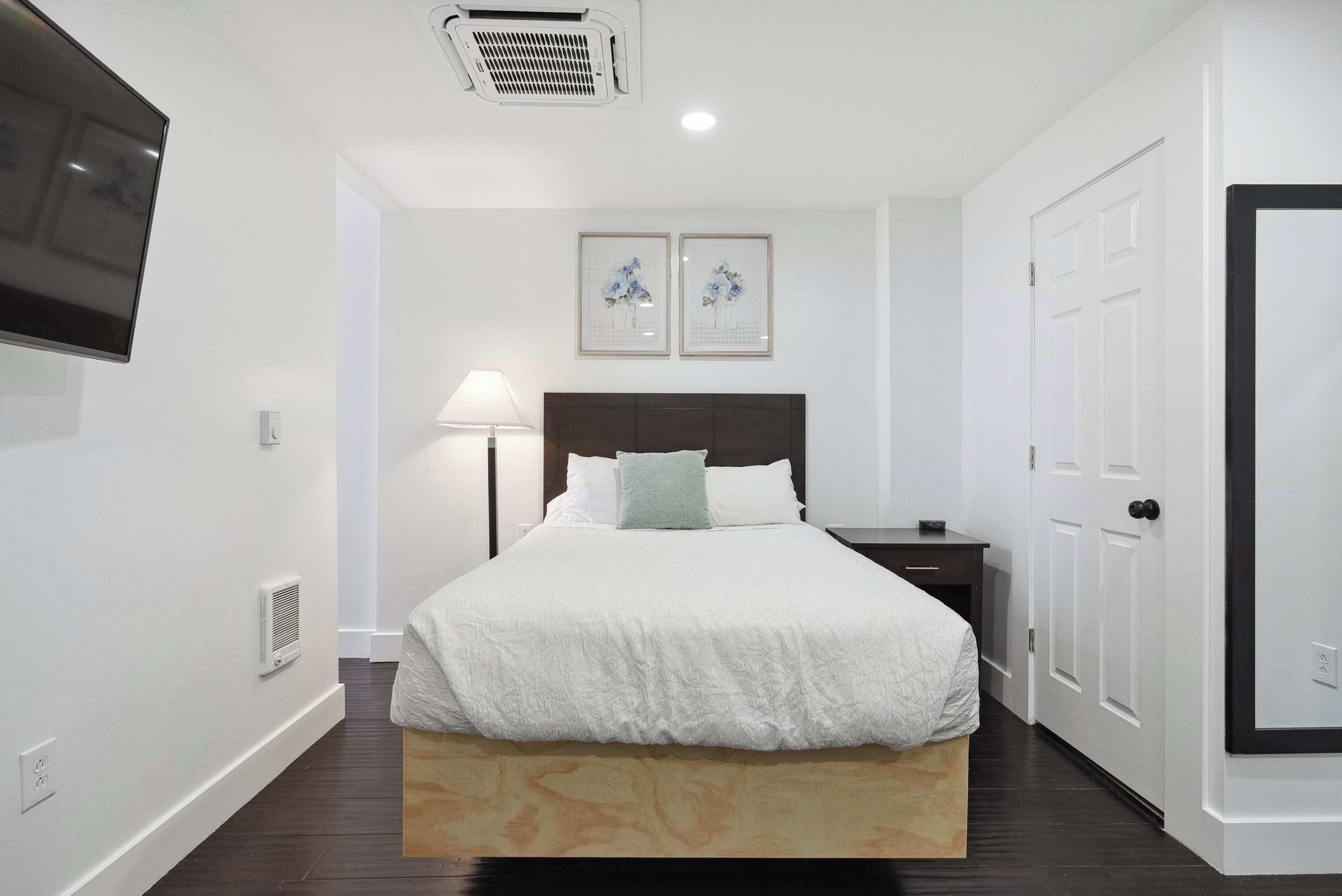 1 bedroom, desk, iron/ironing board, WiFi