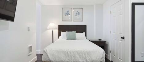 1 bedroom, desk, iron/ironing board, WiFi