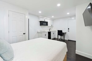 1 bedroom, desk, iron/ironing board, WiFi