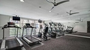 Et fitnesscenter med løbebånd, crosstrainere og motionscykler.