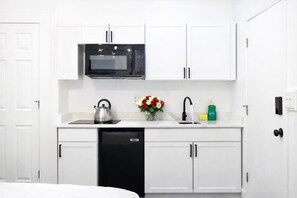 Jääkaappi, mikroaaltouuni, kahvin-/teenkeitin