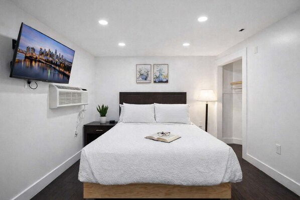 1 makuuhuone, työpöytä, silitysrauta/-lauta, Wi-Fi