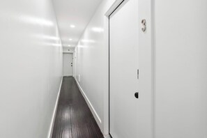 Interior - Lodgyy - Comfortable & Chic King-bed suite (Philadelphia)