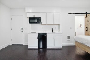 Kühlschrank, Mikrowelle, Wasserkocher mit Kaffee-/Teezubehör