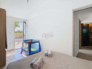 2 chambres, fer et planche à repasser