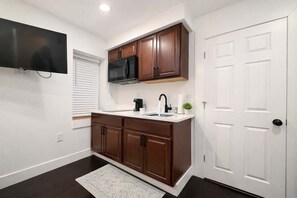 Réfrigérateur, micro-ondes, cafetière/bouilloire