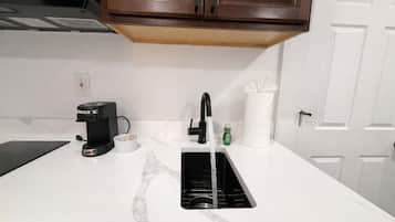 Kylskåp, mikrovågsugn, kaffe- och tebryggare och grytor/köksredskap