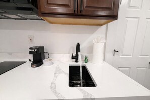 Réfrigérateur, micro-ondes, cafetière/bouilloire