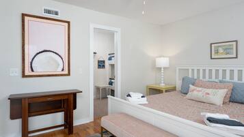3 Schlafzimmer, Schreibtisch, Bügeleisen/Bügelbrett, Reisekinderbett
