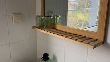 Haartrockner, Handtücher, Seife, Toilettenpapier