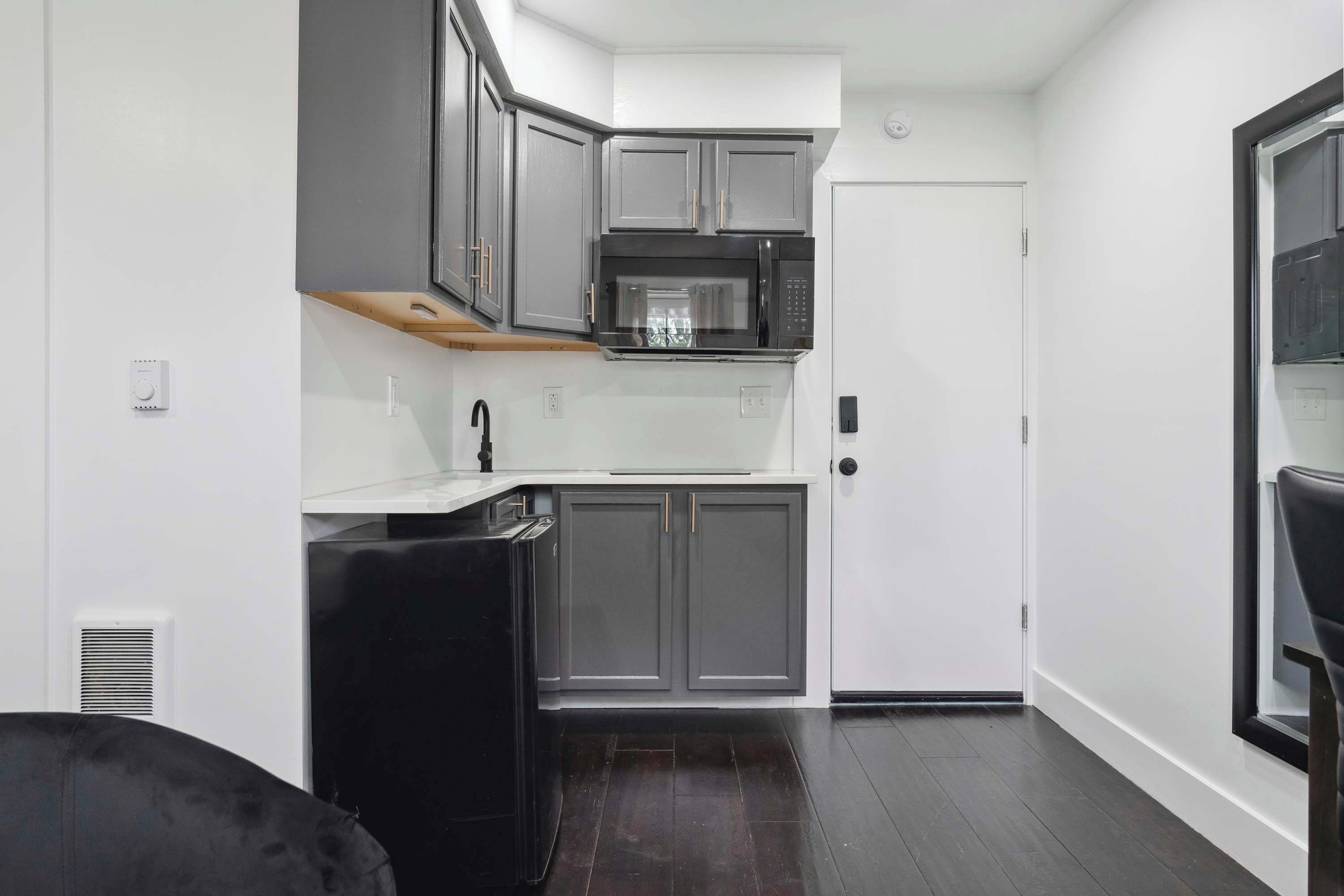 Refrigerador, microondas, cafetera y tetera y utensilios de cocina 