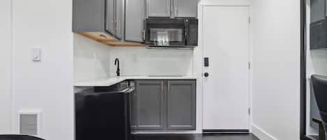 Refrigerador, microondas, cafetera y tetera y utensilios de cocina