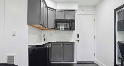 Lodgyy - Deluxe Double-bed Suite