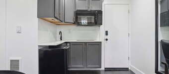 Lodgyy - Deluxe Double-bed Suite