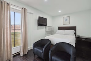 1 bedroom, desk, iron/ironing board, WiFi