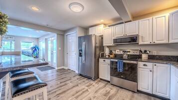 Micro-ondes, four, plaque de cuisson, lave-vaisselle