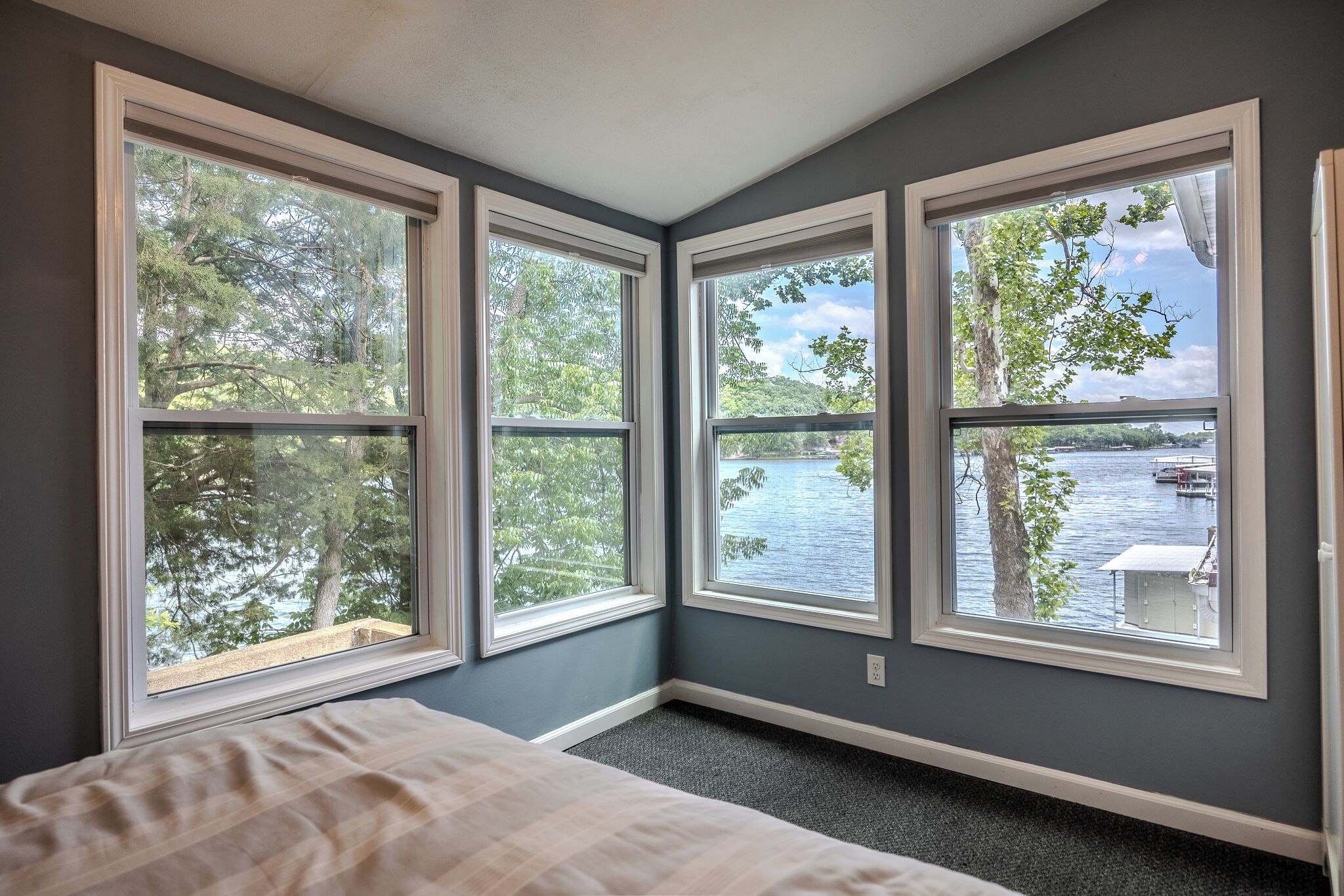 6 多间卧室、免费 WiFi、床单