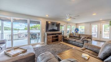 Una Smart TV, una chimenea