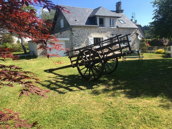 Property grounds - Authentic stone cottage with garden - relaxing vacations guaranteed (Bonnefond)