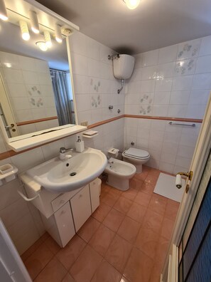 Doccia, asciugacapelli, bidet, asciugamani