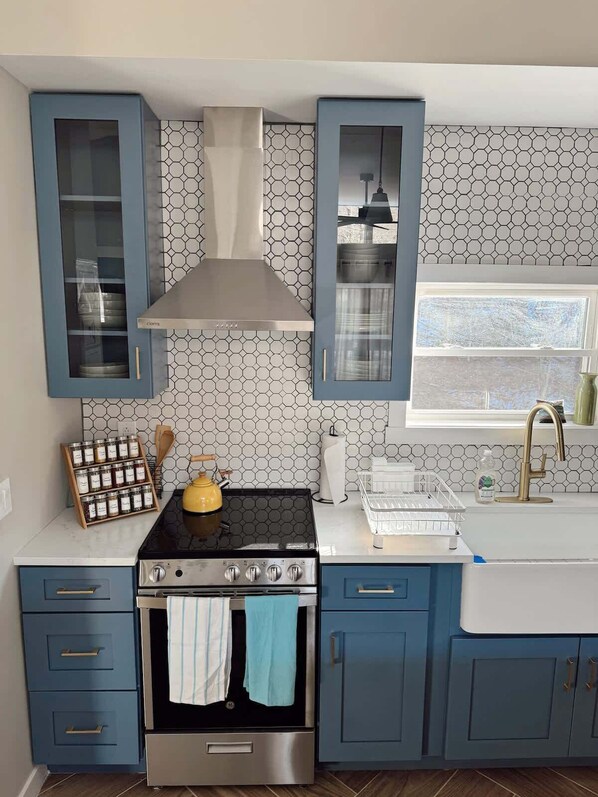 ثلاجة، ميكروويف، فرن، موقد طهي مسطح