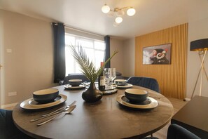 Dining - 4 Bedroom Gateway: Winchester - Town Centre 4 mins. (Winchester)