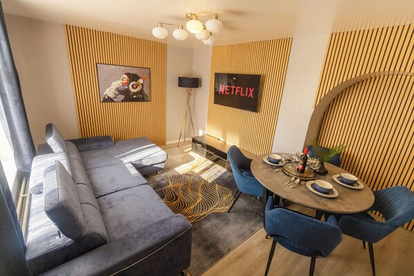 Living area - 4 Bedroom Gateway: Winchester - Town Centre 4 mins. (Winchester)