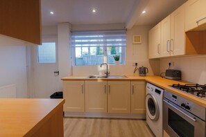 Private kitchen - 4 Bedroom Gateway: Winchester - Town Centre 4 mins. (Winchester)