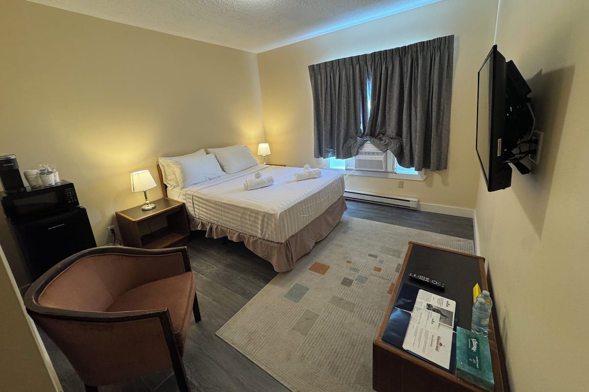 Chambre Simple, 1 grand lit | Rideaux occultants, fer et planche Ă repasser, Wi-Fi gratuit
